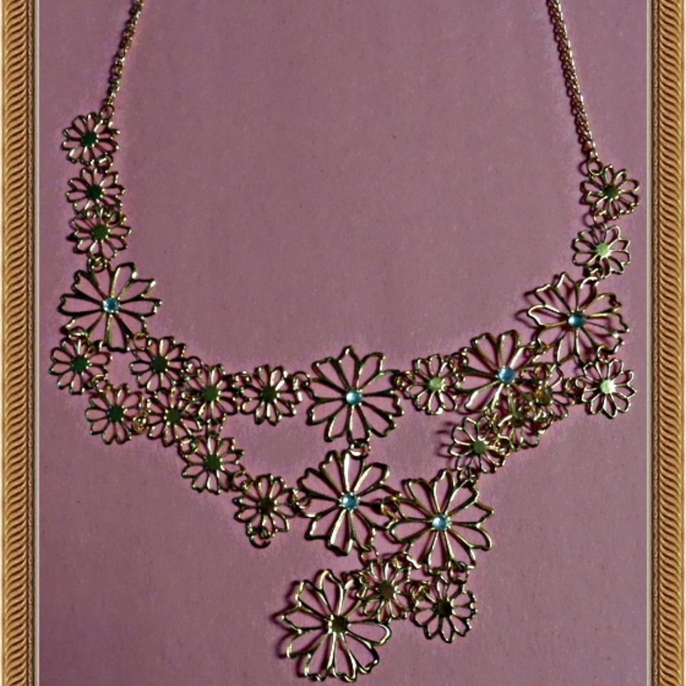 Gold Tone Flower Design Necklace